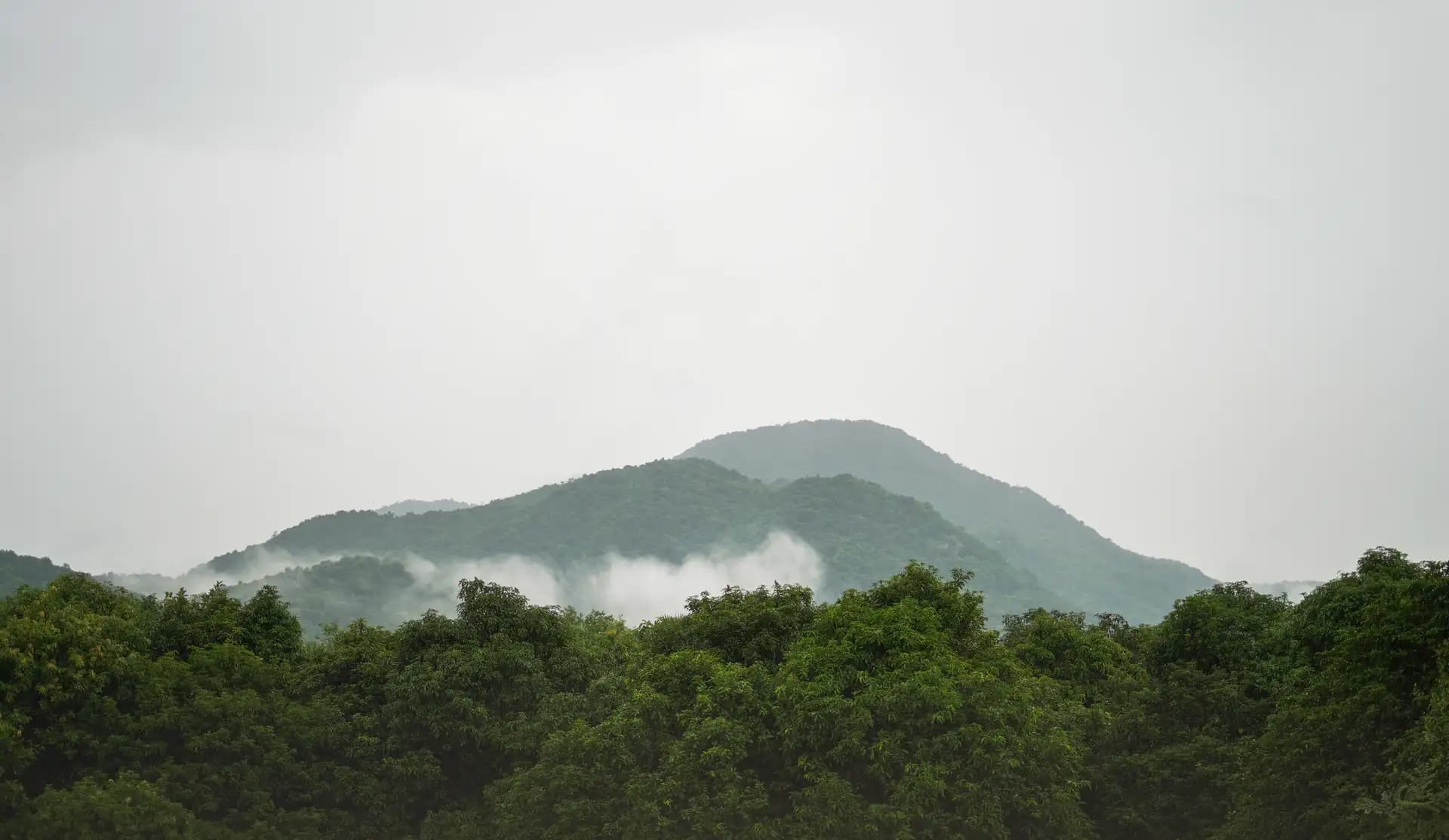 Scenic view on the way to Borra Cave from the train..