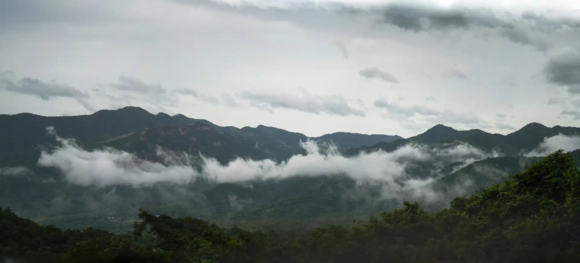 Scenic view on the way to Borra Cave from the train..