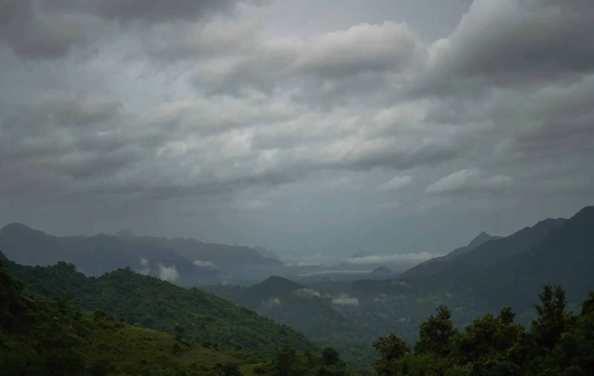 Scenic view on the way to Borra Cave from the train..