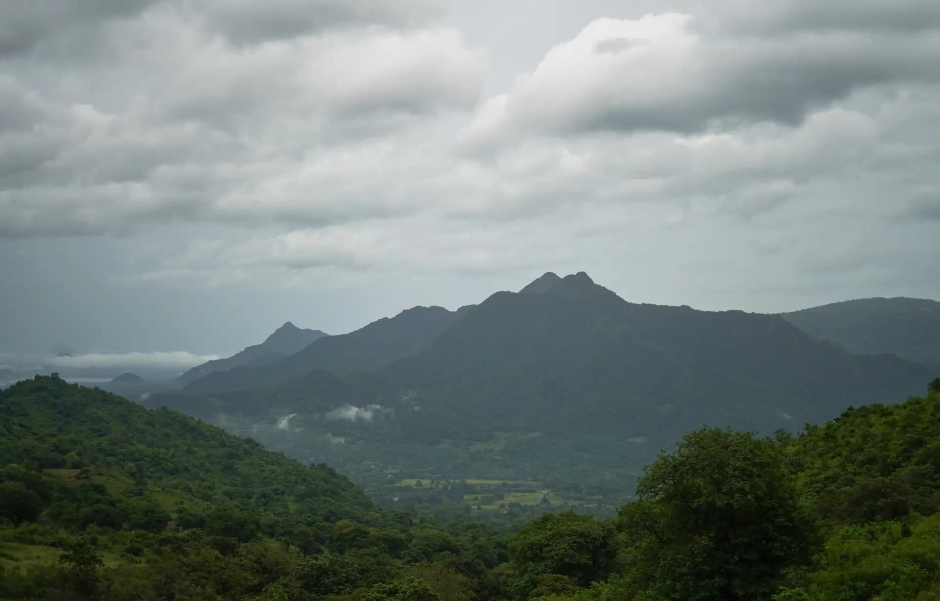 Scenic view on the way to Borra Cave from the train..