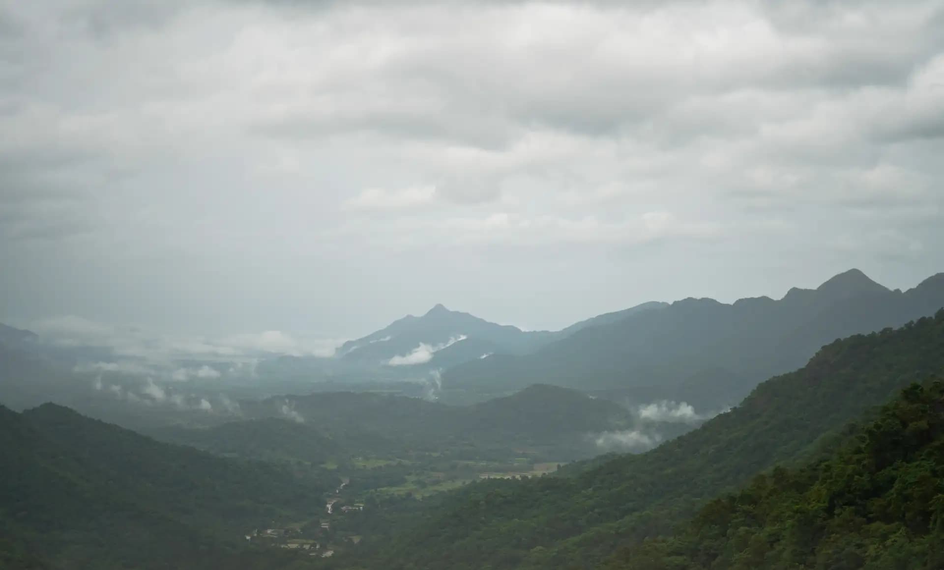 Scenic view on the way to Borra Cave from the train..